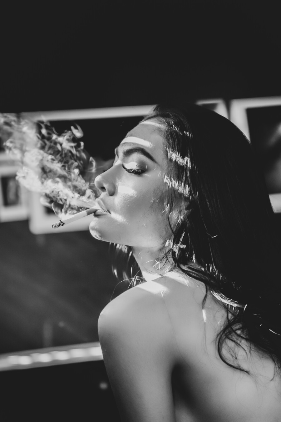Young lady smoking, Veggbilder, C-You Home